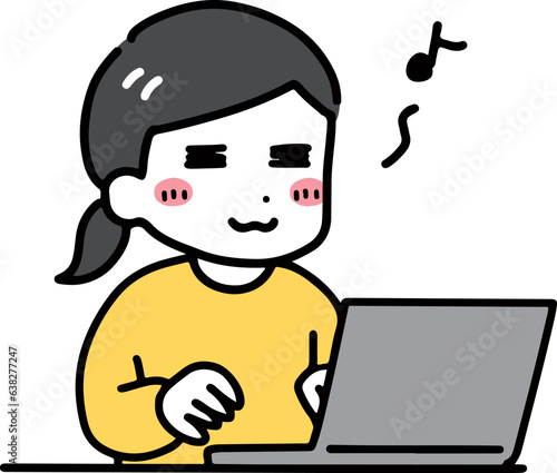 楽しそうにパソコン作業をしている私服の若い女性(上半身)