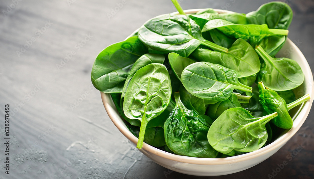 Obraz premium fresh green spinach in to the bowl