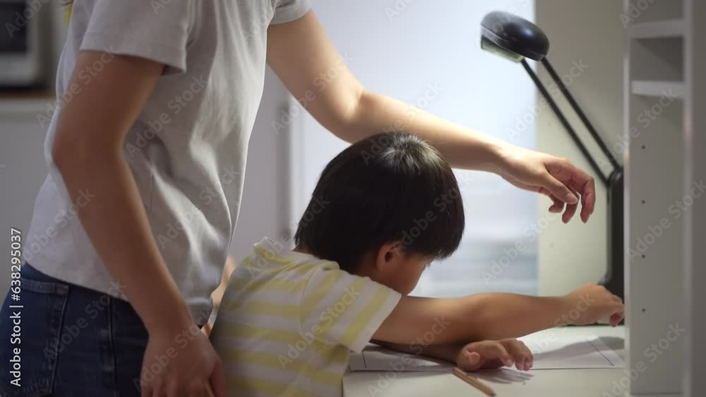 	勉強を嫌がる男の子