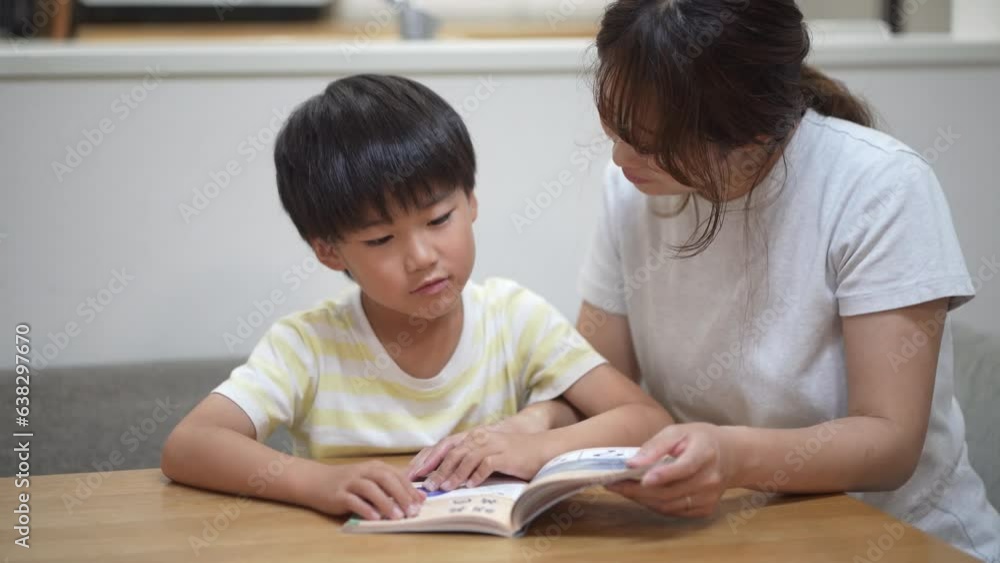 本を読む親子 本を読む親子