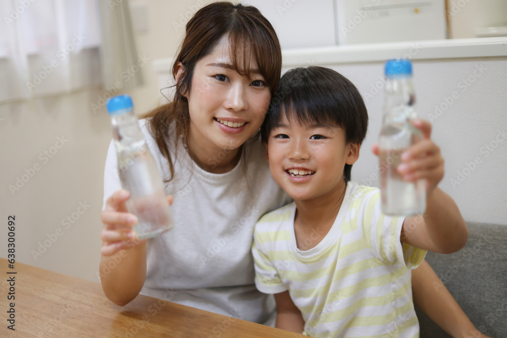 ラムネを飲む親子 ラムネを飲む親子