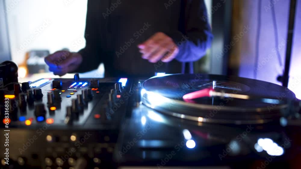 dj mix scratch in club dj mix scratch in club