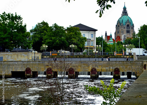 Hannover .. Leinewehr mit Blick auf das Neue Rathaus