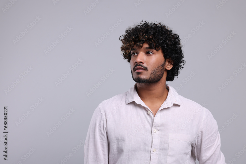 Obraz premium Handsome man on light grey background, space for text