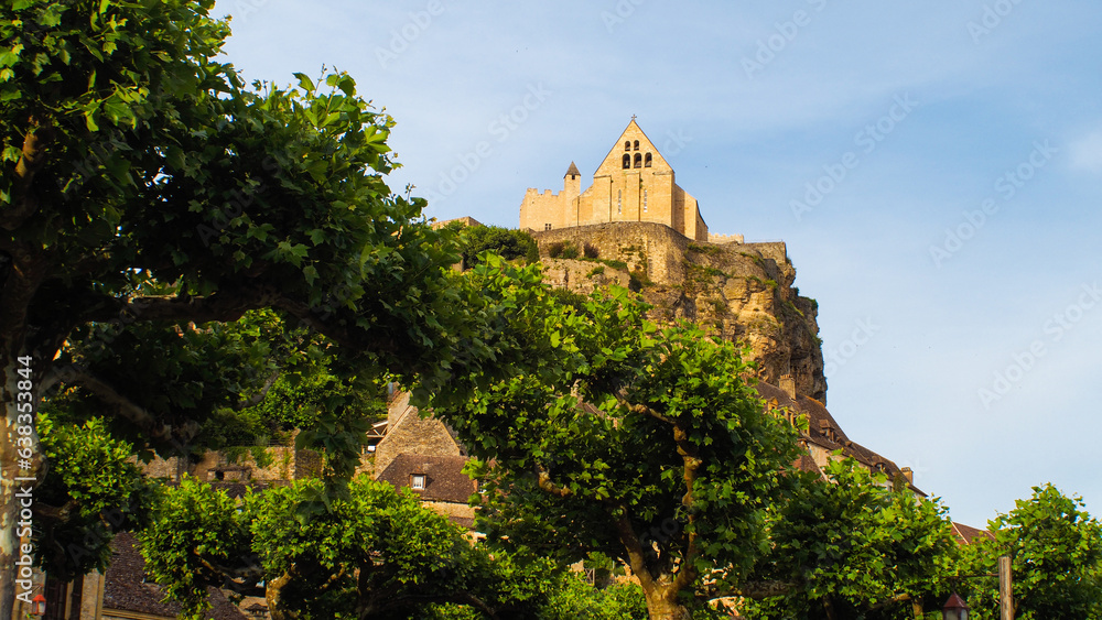 Naklejka premium Vue rapprochée du château de Beynac-et-Cazenac, pendant le crépuscule