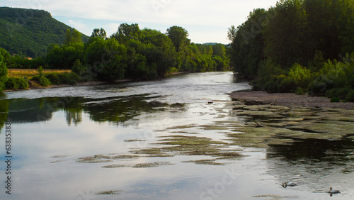Rivière de la Dordogne, serpentant à côté du village de Beynac-et-Cazenac. On y croise des bateaux de croisière
