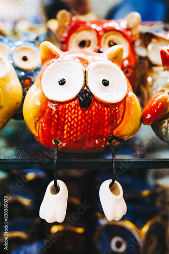 Figurine hibou mignon en céramique colorée en objet décoratif pour la maison © PicsArt