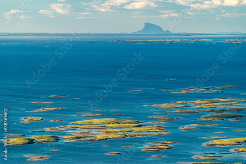 Blick von der Vegatreppe über die Inseln des Vegaarchipels nach Lovund (Norwegen)