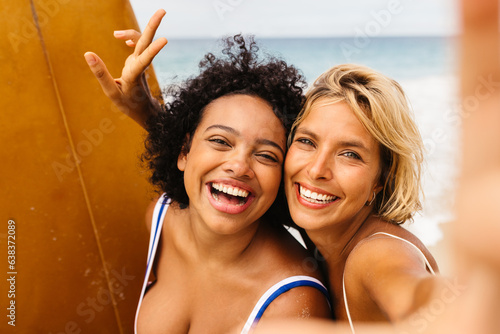 Εκτύπωση καμβά Fun beach memories: Female surfers smiling for a selfie on a surfing trip