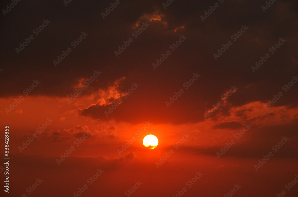 pôr do sol incrível, luz entre as nuvens pôr do sol incrível, luz entre as nuvens