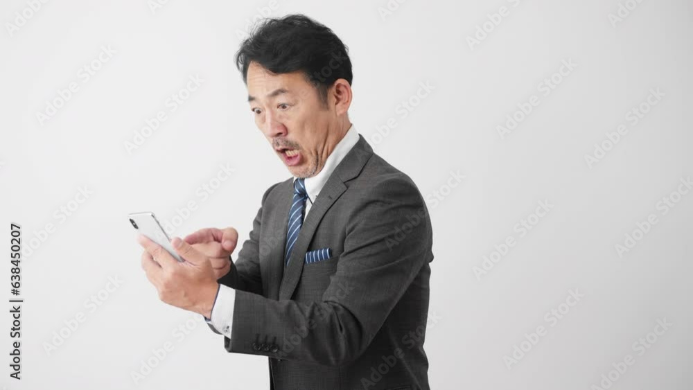 スマートフォンを持って驚いているミドル男性　ビジネスイメージ	
