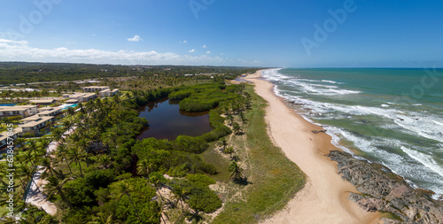 Imagem aérea da Praia de Imbassaí, Zona Turística da Costa dos Coqueiros, no município de Mata de São João, Bahia, Brasil