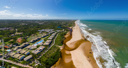 Imagem aérea da Praia de Imbassaí, Zona Turística da Costa dos Coqueiros, no município de Mata de São João, Bahia, Brasil