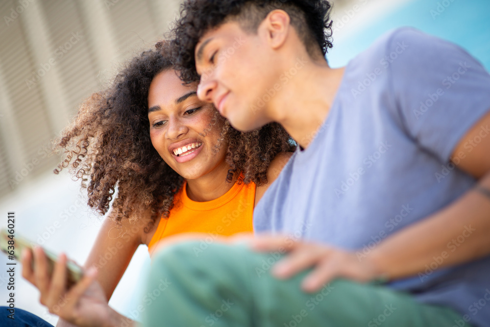 Obraz premium happy young couple looking at phone together