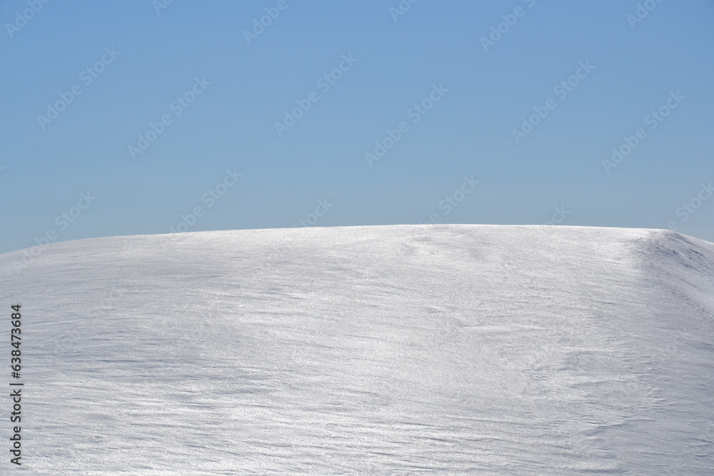 La collina con il mantello di neve La collina con il mantello di neve