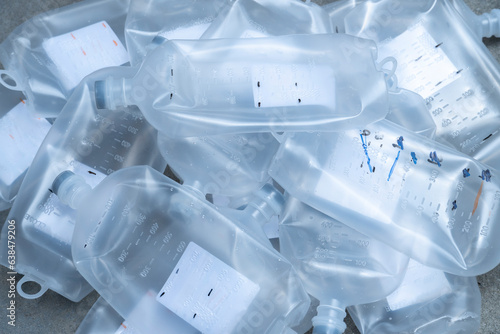 Fotografía Toxic waste, saline bottles Syringes, from clinics or hospitals for recycling