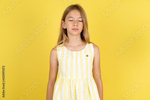 Foto Beautiful caucasian kid girl wearing yellow dress nice-looking sweet charming cu