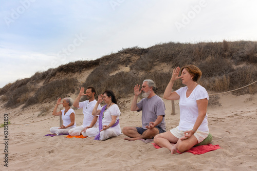 Practicing kundalini yoga on the beach © Vicente Sargues