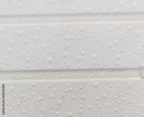 fondo blanco con surcos y sobre ella gotas de agua transparentes 