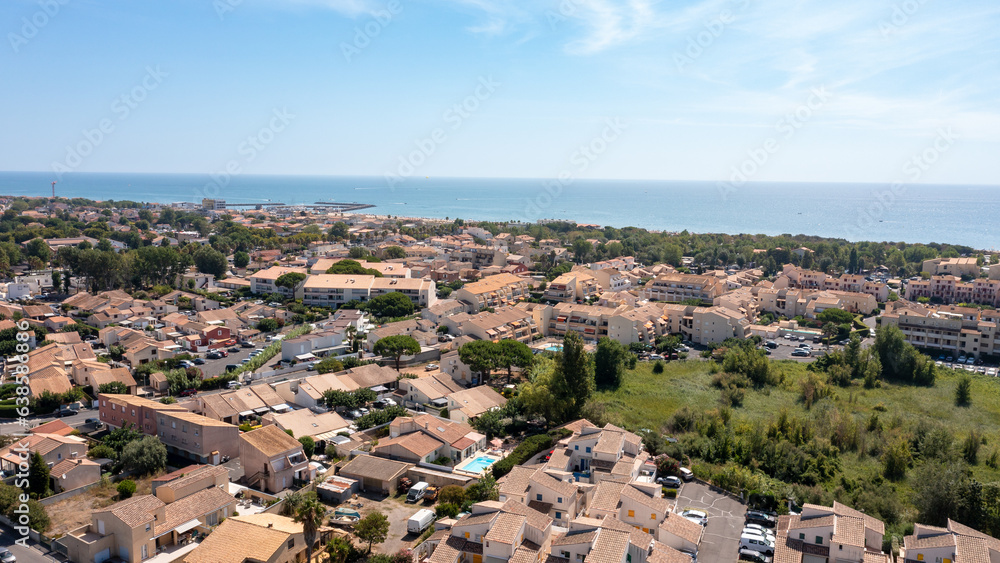 Vue aérienne d'une ville avec panorama sur mer dans le sud de la France
