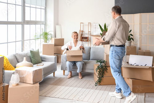 Mature couple packing things in room on moving day © Pixel-Shot