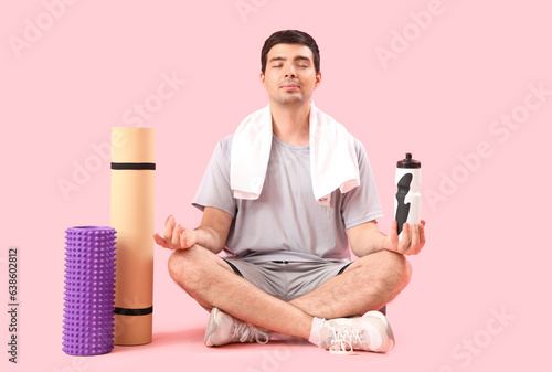 Sporty young man with bottl...