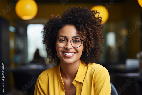 Mulher Negra Brasileira Sorrindo de óculos com roupa amarela