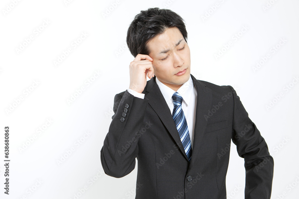 考え事をするビジネスマン 考え事をするビジネスマン