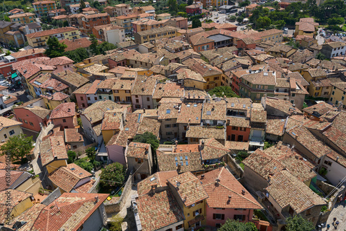 Dächer der historischen Altstadt von Malcesine am Gardasee in Italien aus der Vogelperspektive