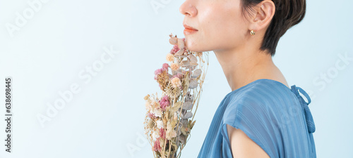 花束を持った女性