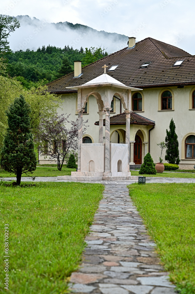 Holy Cross Monastery mit Klostergarten Mănăstirea Lupșa Kloster bei Mănăstirea in Rumänien