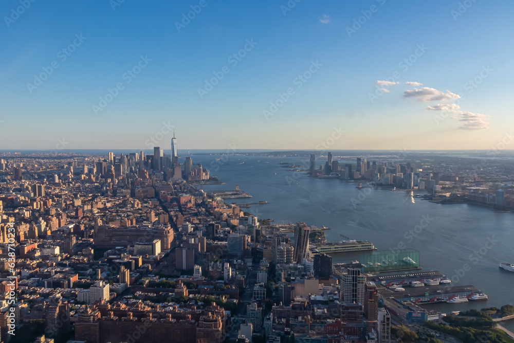 Foto de Captivating aerial view of New York City skyline over the ...