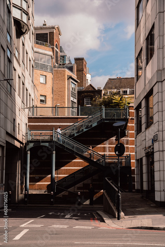 gente bajando escaleras verdes hacia la calle en Londres