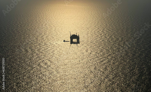 Tableau sur toile Silhouette of a oil rig in the Gulf of Mexico