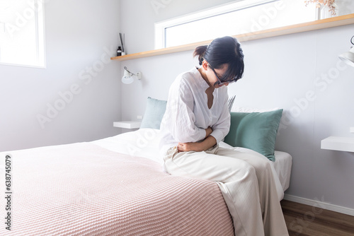 腹痛を訴える女性　woman complaining of abdominal pain © 健二 中村