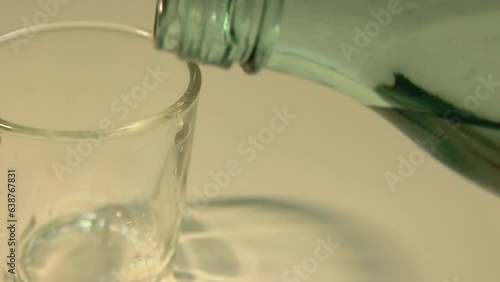 술잔에 술을 따르는 장면