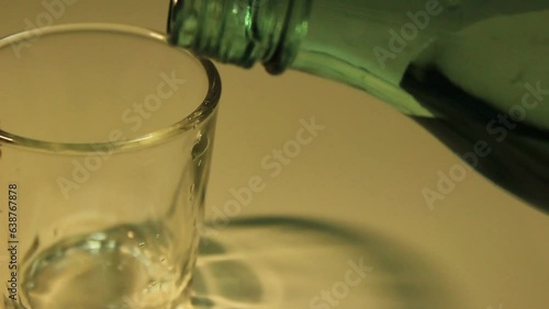 술잔에 술을 따르는 장면