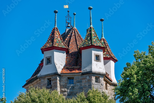 Spitze des "Fünfknopfturms", mittelalterlicher Wach- Verteidigungs- und Bollwerkturm und Wahrzeichen von Schwäbisch Gmünd mit blauem, wolkenlosem Himmel