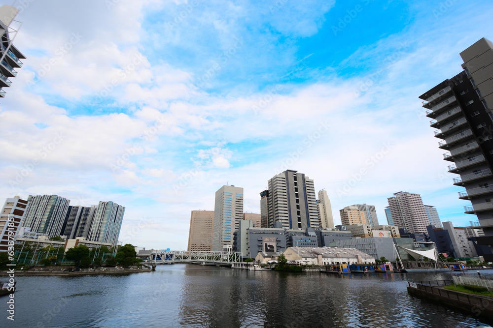 Obraz premium 東京、品川の青空の元のウォーターフロントの風景