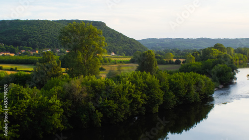Rivière de la Dordogne, sur laquelle flottent paisiblement des cygnes sur la surface de l'eau