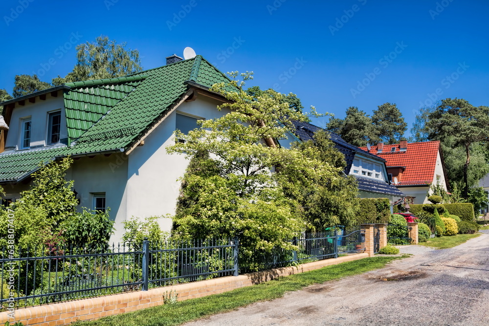 wünsdorf, deutschland - einfamilienhäuser in der waldstadt