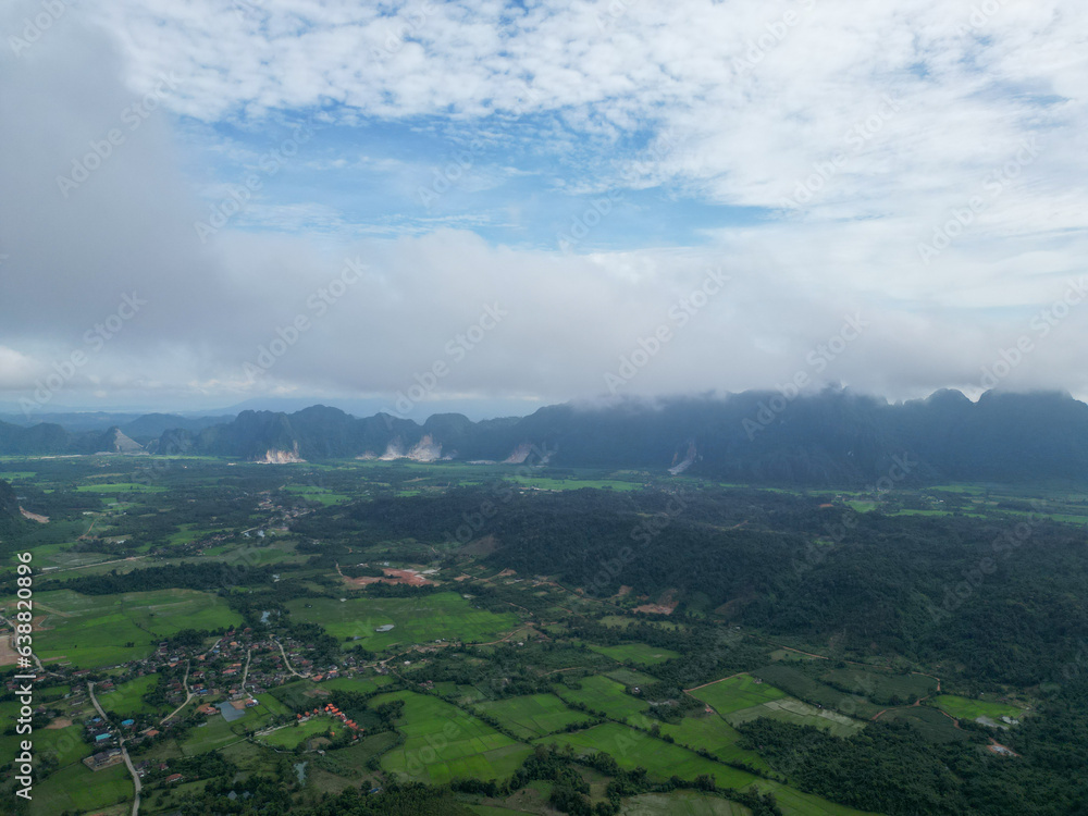 Obraz premium 라오스 방비엥의 원시자연 풍경, 산맥과 춤추는 구름들