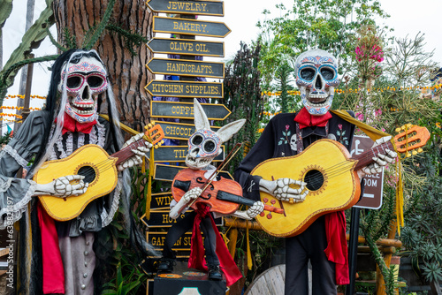 Foto Dia de los Muertos (Day of the Dead) skeletons and sugar skulls, funny catrinas