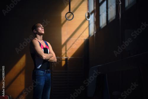 Foto Young male gymnast concentrating before performing his exercises