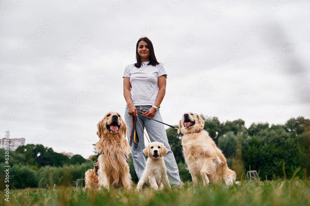 Φωτογραφία Standing and holding animals on the leash