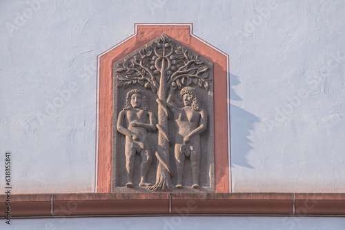 Relief Sündenfall Adam und Eva  mit Baum der Erkenntnis mit Schlagschatten photo