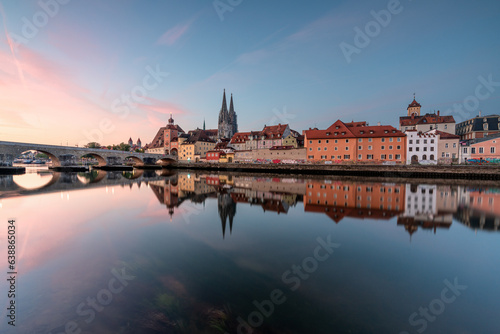 Regensburg mit Donau am Morgen zum Sonnenaufgang.