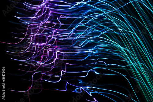 videoeffekt, lightpainting technik hintergrund software verbindung kabel leitung elektro lila blau dunkel schwarz hintergrund ki licht malen striche leuchten dunkel ellen strom wasser gedanken  photo