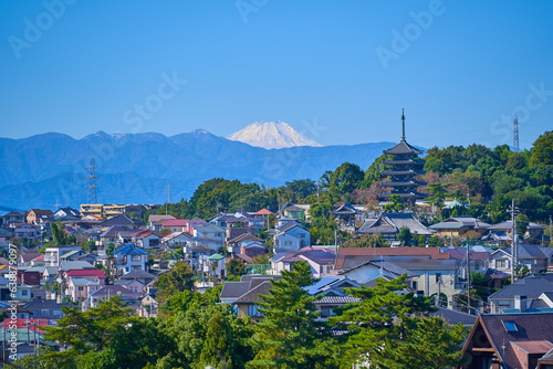 秋の神奈川県川崎市麻生区の街並みと香林寺五重塔、富士山