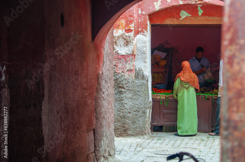 Joven mujer de compra en un mercado en Marrakech, Marruecos. © ismel leal